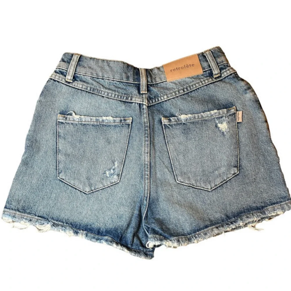 Retrofête‎ Shorts Blue Mid Rise Med Wash Distressed Accents Slit Pockets Size 26